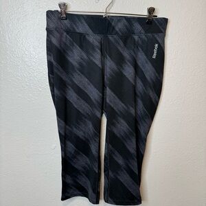 Reebok Athletic Cropped Capris Abstract Striped Leggings Size Large Yoga